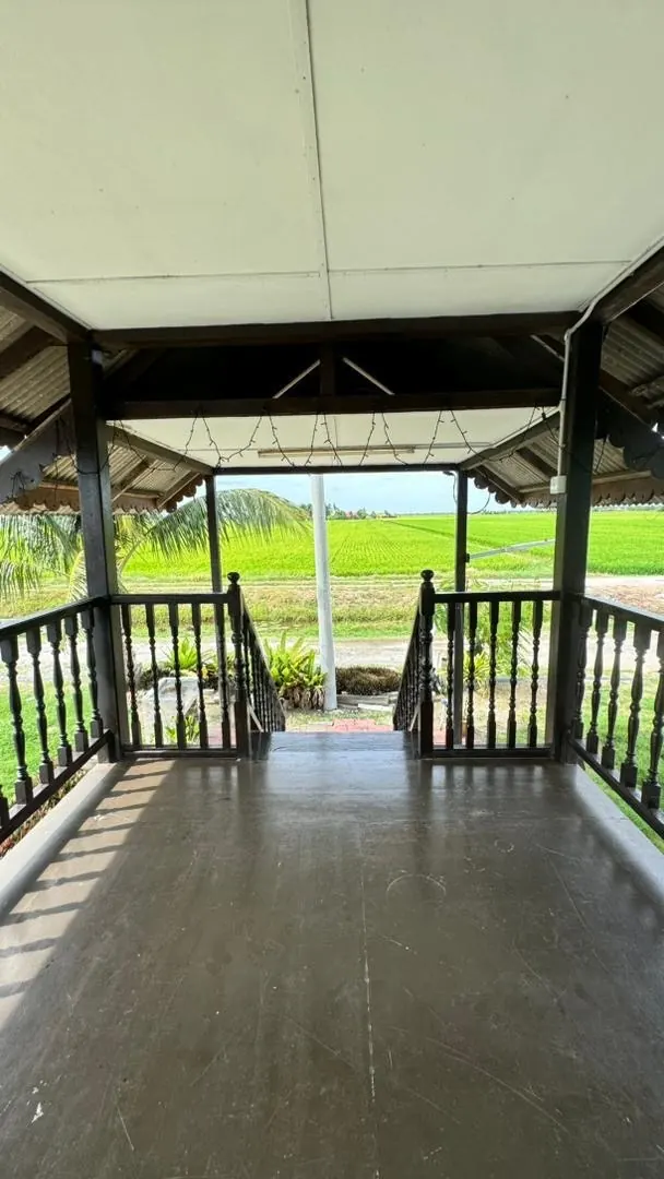 Beranda menghadap sawah